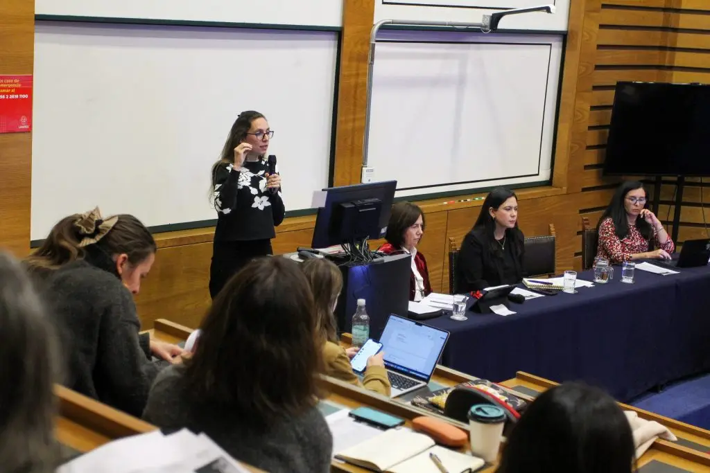 Investigadores interdisciplinarios abordaron la crisis de natalidad en Chile 5 IMG 2333 scaled