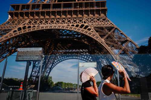  En París, la Torre Eiffel y otros museos cierran por ola de calor