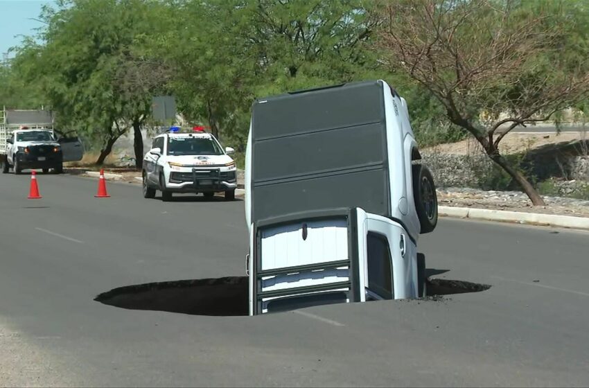  VIDEO | Camioneta Cae en Enorme Socavón en Hermosillo, Sonora – N+