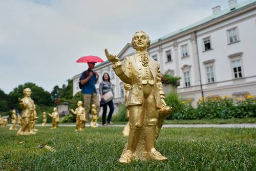  Develan 300 estatuillas doradas de Mozart en el 270 aniversario de su natalicio
