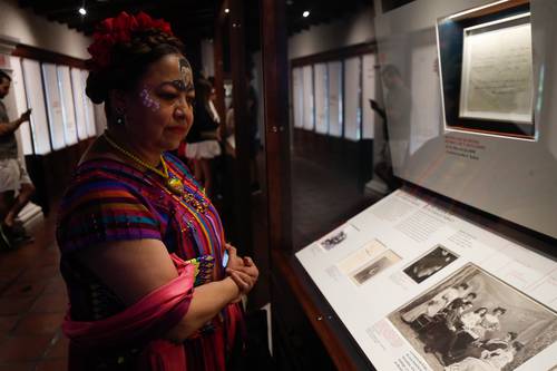  Más de 100 personas celebraron en Coyoacán el cumpleaños de Frida