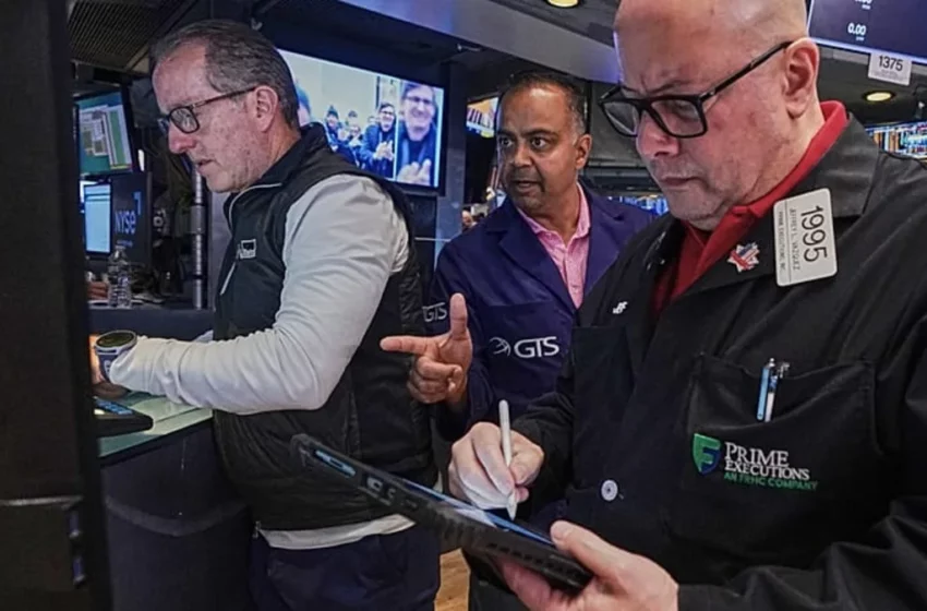  Las bolsas asiáticas suben tras un nuevo récord del Dow, persiste la debilidad de los chips